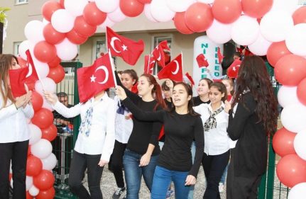 'KIR ÇİÇEKLERİ'NE ÇİÇEK GİBİ YURT...