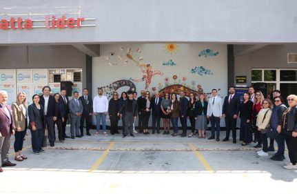 DAYANIŞMA DUVARI’NA KIR ÇİÇEKLERİ DOKUNUŞU