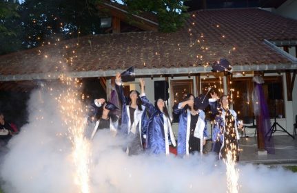 KIR ÇİÇEKLERİ MEZUNİYET COŞKUSUNU KEP ATARAK KUTLADI